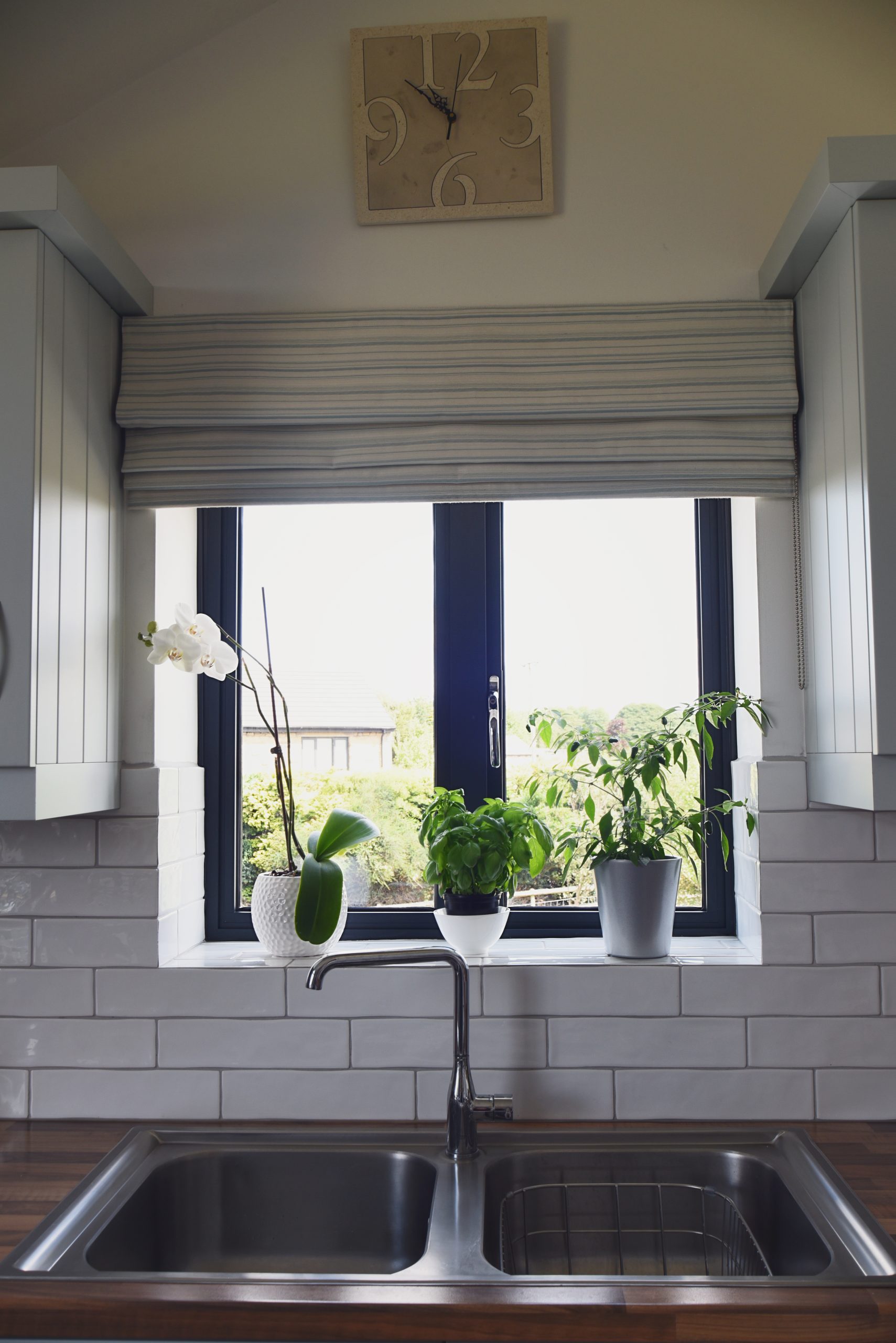 Wendy’s kitchen diner features a bespoke window from Quickslide with slimline aluminium frames to maximize light.