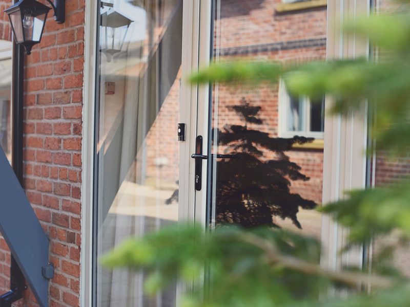 Aluminium single glazed doors