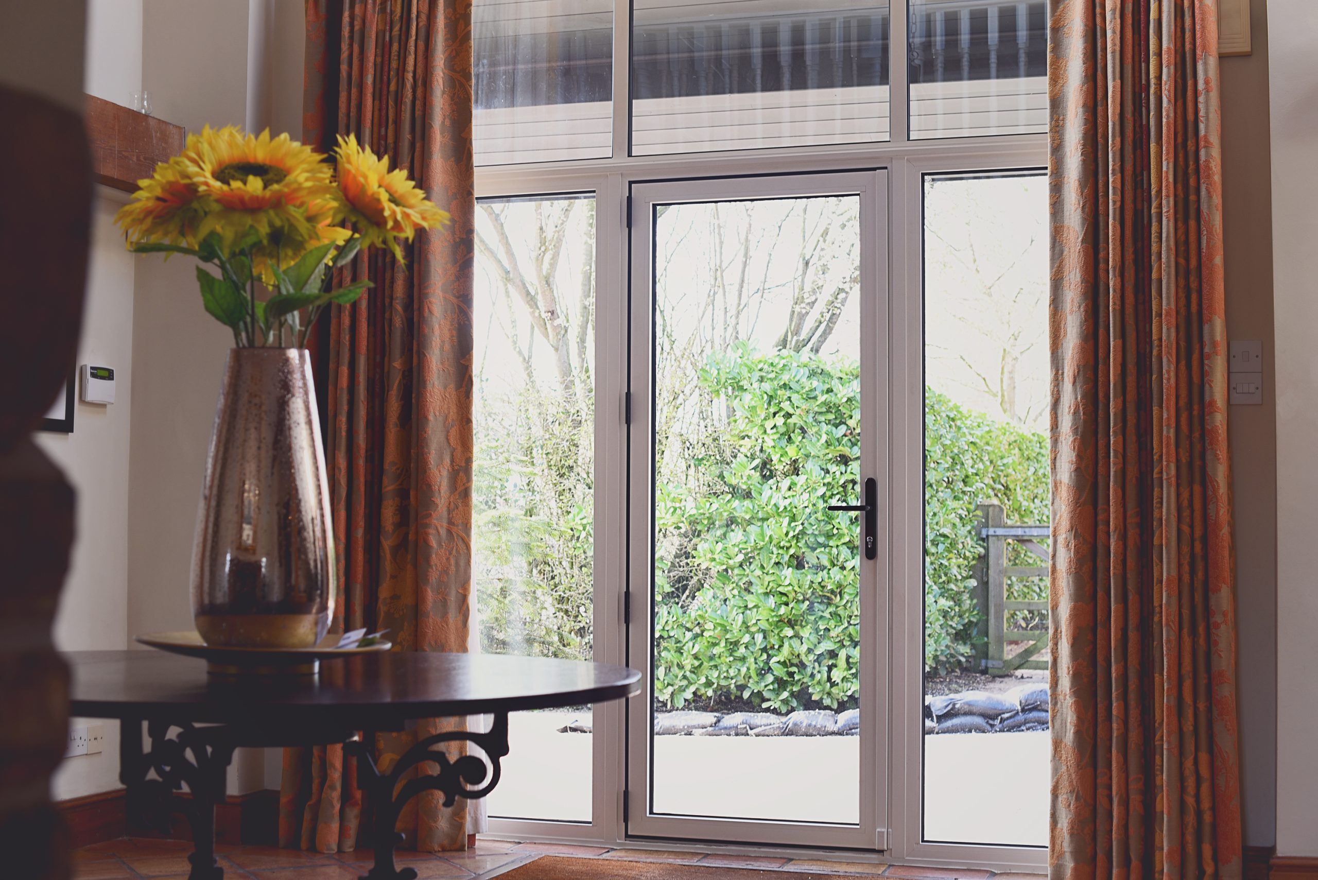 Compact single glazed aluminium doors with natural light and seamless indoor-outdoor flow