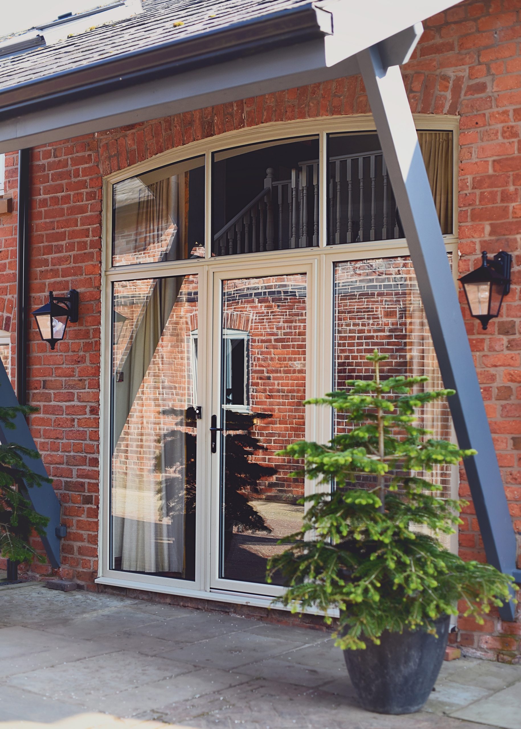 Enhance your aluminium doors with side- and top lights for extra light and a stylish, open feel