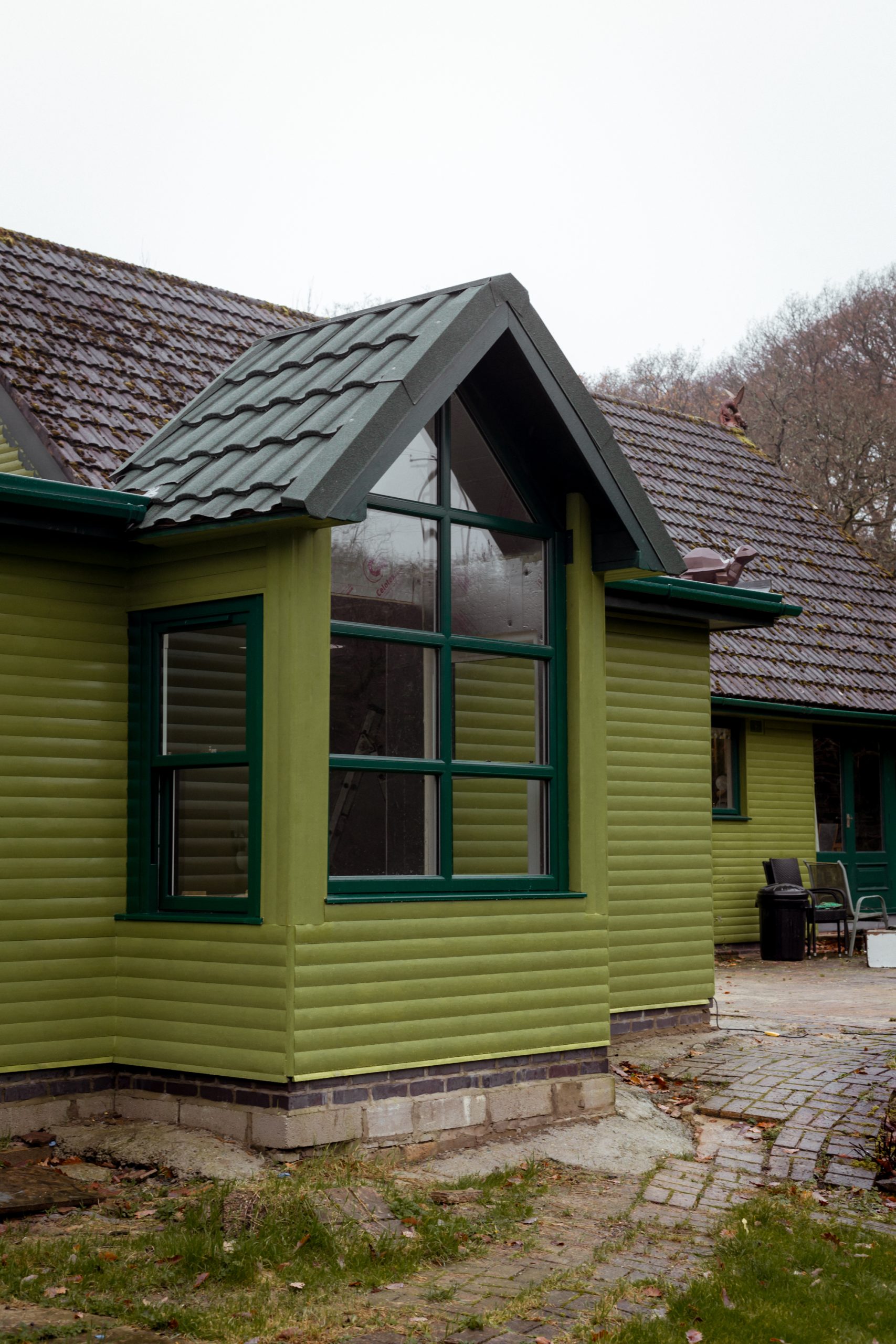 Alan recommends Quickslide for their exceptional windows, which perfectly complement his library extension