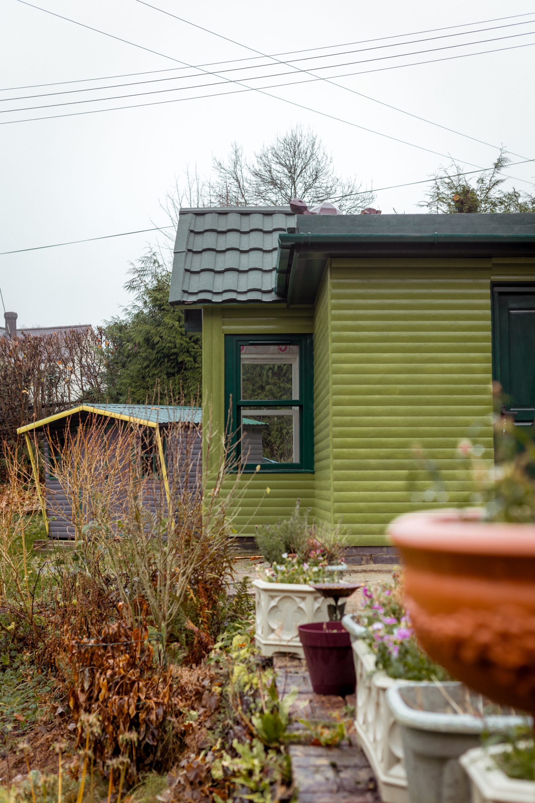 Alan chooses Quickslide windows for his library extension, impressed by their competitive pricing and wide range of colors.